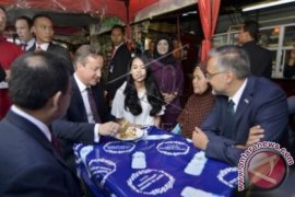 PM Inggris Cicipi Jajanan Gerobak 