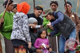 Ribuan Wisatawan Saksikan Ruwatan Anak Berambut Gimbal