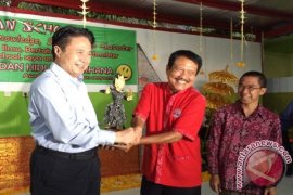 Luo Baoming  Bantu Hainan School 100 Ribu Yuan