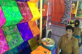 Pengrajin Tenun "Rangrang" Nusa Penida Terkendala Pemasaran