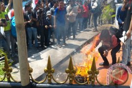 Demonstran Sebar Tikus Ke Halaman Kejari Bekasi 