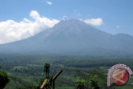 Ribuan Pendaki Upacara Bendera di Gunung Semeru