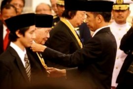 Mochtar Riyadi Terima Bintang Jasa Utama