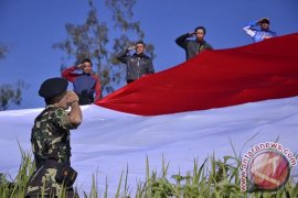 Kibarkan Bendera Raksasa