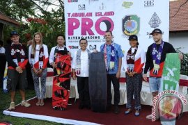 Puluhan Peselancar Berbagai Negara Berlaga di Banyuwangi
