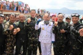 70Th RI: Gubernur Maluku Mengikuti Pengibaran Bendera Dalam Laut