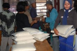 Paceklik, Ribuan Nelayan Cilacap Terima Bantuan Beras