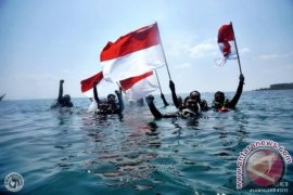 Penyelam Ketapang Kibarkan Bendera di Pulau Sawi