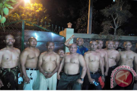 Puluhan Warga Mataram Lakukan Aksi Gunduli Kepala