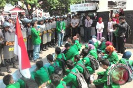 Puluhan mahasiswa dari BEM Unand unjuk rasa tagih janji Jokowi-JK (Video)