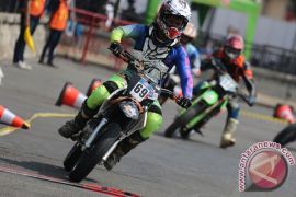 Pebalap Surabaya juarai Super Moto IIMS 2015
