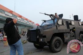 Kendaraan tempur siaga di IIMS