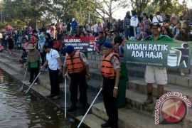 Satpolair Bersama Komunitas Masyarakat Bersihkan Sungai 