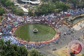 Massa Buruh "Kepung" Istana Presiden