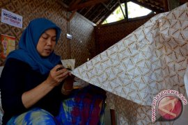 Batik tidak terpengaruh dolar Page 1 Small