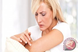 Studi ungkap penderita eksim harus jaga kelembaban kulit, walaupun sering mandi