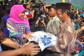 Mensos Salurkan Rastra ke-13