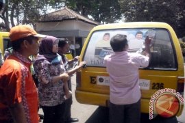 Panwaslu Jember Bersihkan Atribut Kampanye Angkutan Umum