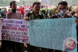 Guru madrasah keluhkan terlambatnya pencairan dana BOS