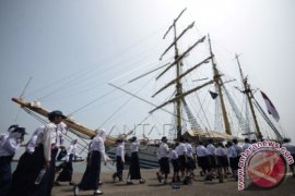 KRI DEWARUCI BERSANDAR DI MAKASSAR Page 2 Small