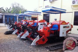 Empat Kelompok Tani Menerima Traktor Panen Padi