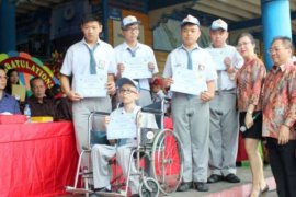 Alumni YPW Bagansiapiapi Beri Bantuan Penyandang Disabilitas