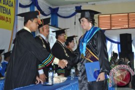 Gubernur Longki Djanggola Hadiri Wisuda Sarjana Unkrit Tentena