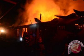 Massa bakar rumah pribadi Bupati Pegunungan Bintang Papua
