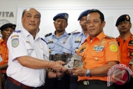 Basarnas Hands Over Crashed Aviastar Black Box To KNKT