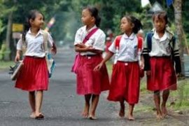 Sepatu Baru untuk Puluhan Siswa Miskin