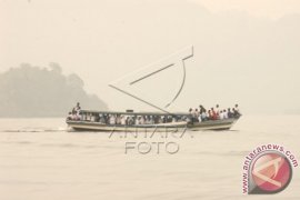 PERGI SEKOLAH MENGGUNAKAN PERAHU Page 1 Small