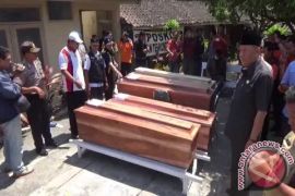 Petugas Serahkan Jenazah Pendaki ke Keluarga