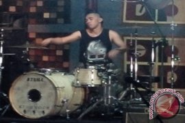  Ikmal Tobing ingin pecahkan rekor main drum Page 1 Small