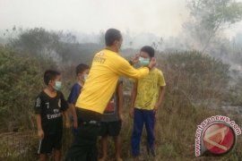 Satgas AGP Bantu Anak-Manula Korban Asap