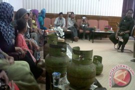 Ibu-Ibu Bawa Tabung ke DPRK Aceh Barat