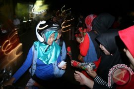 Bagikan Stiker dan Bunga