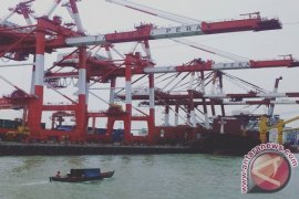 Arus Barang di Tanjung Perak Surabaya Naik