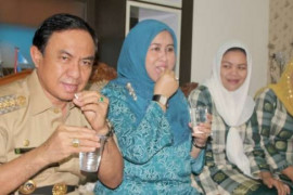 Diskes Inhil Berikan Obat Filariasis Kepada Bupati