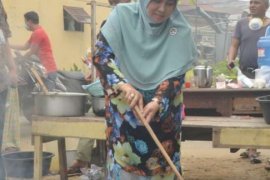 Ketua PKK Inhil Tinjau Pembuatan Bubur Asyura