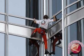 "Spiderman Prancis" panjat gedung 36 lantai di Paris