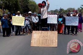Warga blokir jalan Tol Reformasi Makassar 