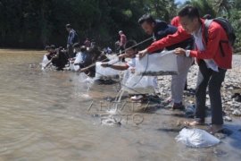 Ribuan Ikan Ditebar di Telaga Menjer