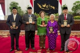 President Confers National Hero Titles On Five Prominent Figures