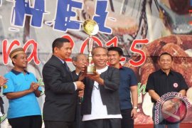 Unej Pecahkan Rekor MURI Makan Beras Cerdas 