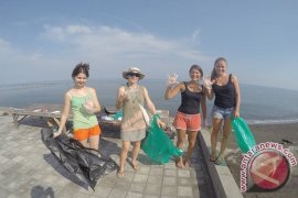 Mahasiswa Asing Undiksha Kampanyekan Program Pantai Bersih 