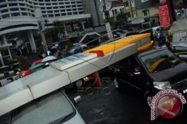 Reklame Bank Swasta Ambruk Diterjang Angin Kencang