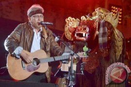 Iwan Fals Buka Konser "Pesawat Tempur"