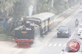Bandung Baheula: Nekat menjenguk dari jendela kereta, Kacamata Pak Haji auto "raib"