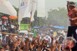 Aksi Bagi-bagi Uang Warnai Kampanye Pilkada Karawang