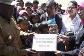 Korban Gempa Alor Menangis Bertemu Mensos